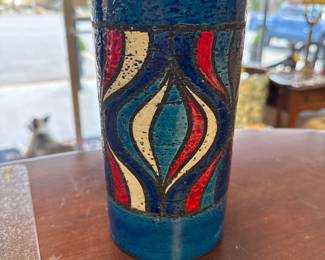Bitossi for Rosenthal netter vase, ceramic, blue, red, and white, onion. Medium scale chunky cylinder vase decorated with a wavy abstract onion pattern