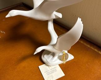 KAISER WHITE GLAZED PORCELAIN 2 FLYING GEESE  #487 Ducks Birds Figurine Statue