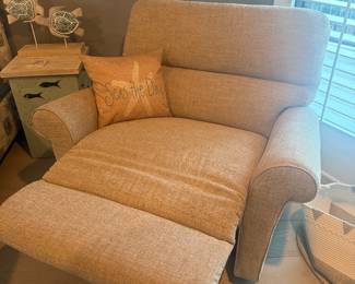 Beautiful La-Z-Boy Large Recliner Chair