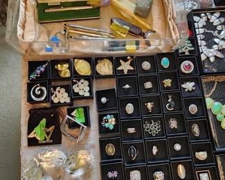 Rings, rings and things. Collar points, a few vintage pieces and decorative items. Cross pens and precious gifts.