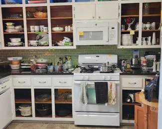 vintage PYREX and the butterfly design and a Fire King  corn flour blue  Corn Flower blue CorningWare a whole set of cooking serving  dishes with handle attachments & lids, Wagner Ware 1088 a 10 x 3 chicken fryer with a lid from  Lodge large walk cast metal Wok vintage glass lids for Club glass ,guardian glass lid pot for a dutch oven , toaster oven, blenders mixers etc