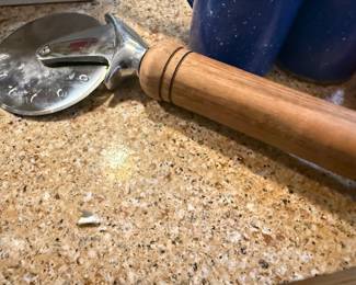 Professional pizza cutter