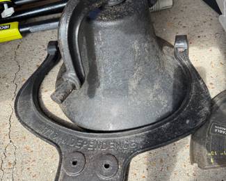 92	150.00	Independence 1776 style cast iron bell Large size bell 14"Dx 13"T 