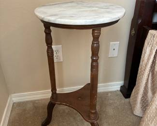 69	56.00	Round gueridon marble top 15x20H