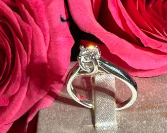 $750 - Approx 1/2ctw round in Tiffany 14kt - 3.7grs - Size 