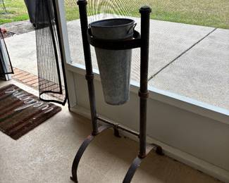 46	60.00	Flower vase stand iron 14Wx18Dx37H