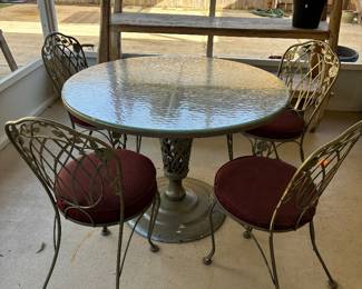 43	400.00	Vintage retro patio set 41Dx30H with four chair 