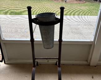 46	60.00	Flower vase stand iron 14Wx18Dx37H