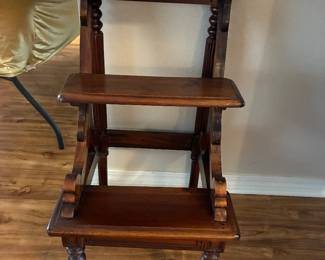 28	120.00	Library steps 18x19x32