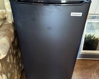 84	90.00	Igloo small fridge - new condition 