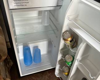 84	90.00	Igloo small fridge - new condition 