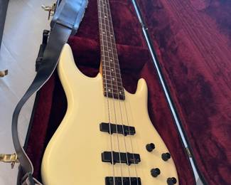 10	800.00	Ken Smith Burner Bass Guitar 4 string-cream color w/case
