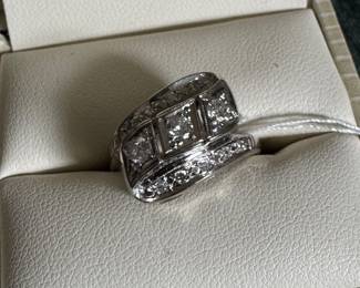 $800 - Vintage ring 14kt white gold with diamonds. 5.5grs. Size 6 1/2