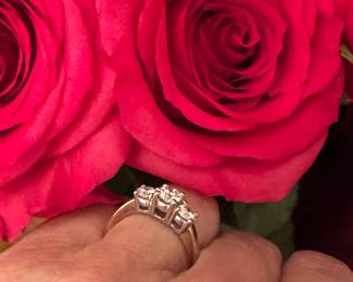 $900 - Approx 1ctw 3 diamonds stone ring 14kt gold - 4.3 gr- size 7