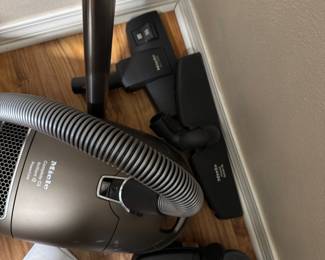 77	330.00	Miele 2019 Vaccum complete C3 Brillant performance (paid $1500)