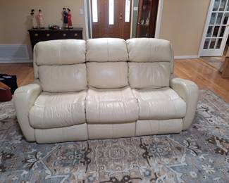 #28 Southern motion Double recliner cream sofa Goldstandard $500