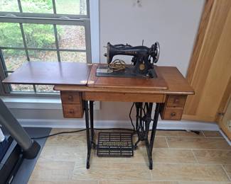 #59 - $250 -Antique Singer sewing machine on old wood iron stand AD620683 -pedal & electric