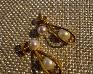 #78 - $145 - Pair of 14kt gold earrings pearls dangly.