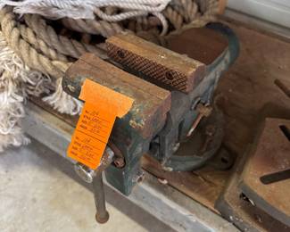 #104 - $50 - Larin 5" Vise 