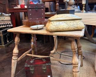 Vintage Turned Spindle leg parlor or end table 