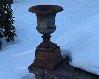 Garage
Metal urn with base