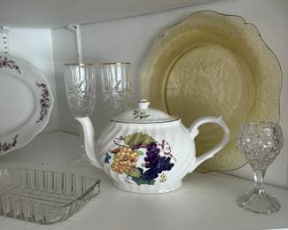 Dining Room 
Teapot 
Stemware
Yellow depression plate