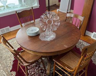 Dining Room 
Round oak table-2 leaves
Chairs
