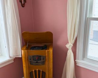 Living Room 
Vintage style stereo 
Vinyl 
