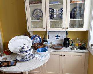 Kitchen 
Blue/white
Pottery
Pyrex bowl
Stemware 