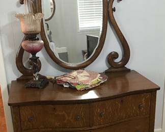 ANTIQUE PRINCESS DRESSER/VANITY   ANTIQUE LAMP