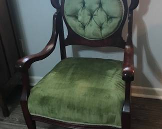 BEAUTIFUL ANTIQUE CHAIR.  GREAT CONDITION.