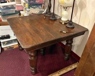 Antique Table with 5 leaves and 5 legs