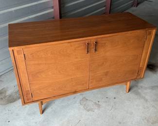 Kroehler walnut mid-century style 2 door server