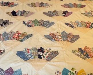 Vintage UNFINISHED queen quilt featuring a Dresden Plate design, characterized by petalshaped 