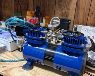 Airbrush compressor regulator