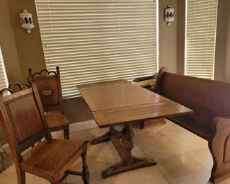 1905 dining set. In Excellent Condition 