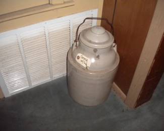 Crockery with handle and lid