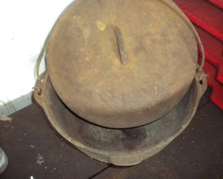 Cast iron large Dutch oven