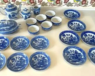 Blue Willow Childrens Tea Set Made in Japan, 22 pieces