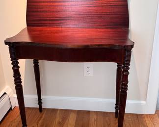 Accent table, opened, Beautiful grain