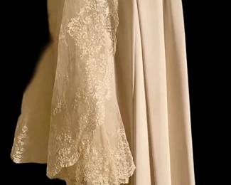 524 Vtg. Gown Veil