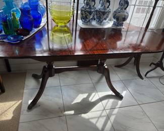 Beautiful Duncan Phyfe Banded Mahogany Dining Table - 2 Leaves 