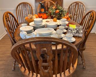 solid oak dining room table, 6 chairs, 2 leaves