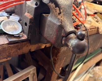 Heavy-duty cast iron bench vise
