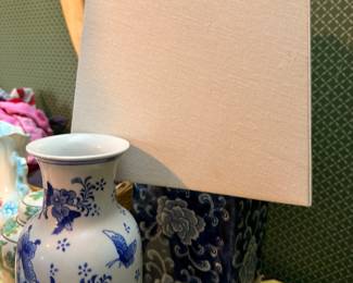 Blue and white chinoiserie porcelain table lamp