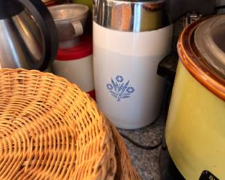 Travel mugs, tumblers, and drinkware
