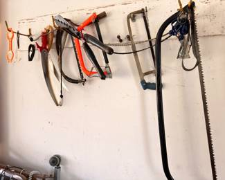 Hand saws, hacksaws, clamps, wall-mounted hand tools