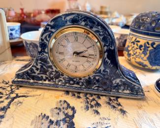 Blue and white porcelain mantel clock, quartz