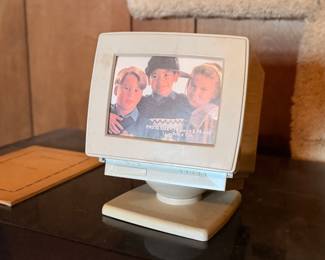 Digital photo frame display