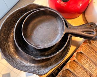 Cast iron skillet set, multiple sizes